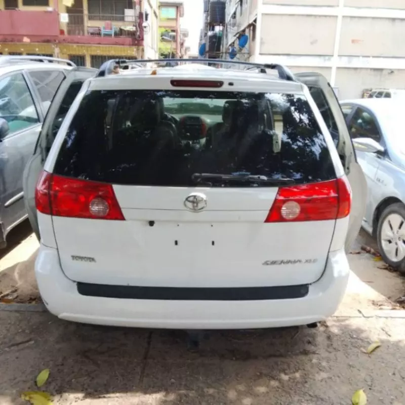 Toyota Sienna   - 2009