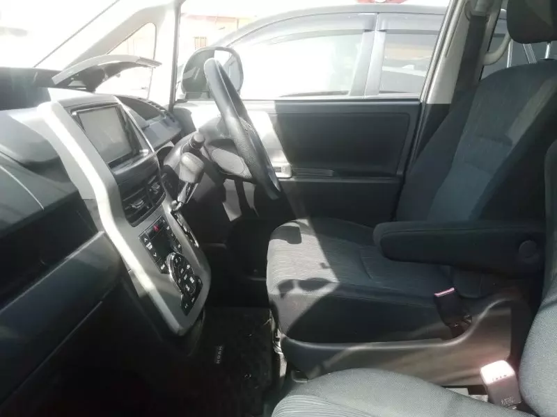 Toyota Noah - 2012