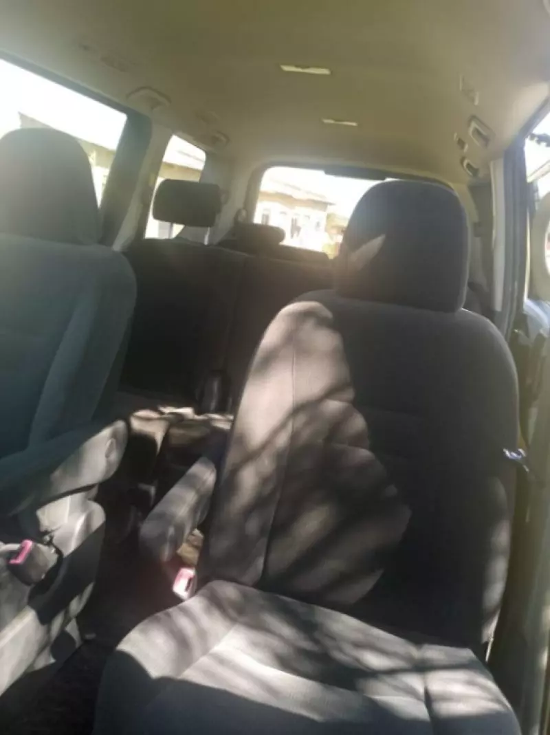 Toyota Noah   - 2010
