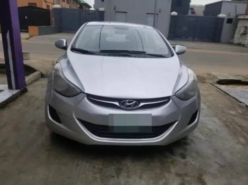 Hyundai Elantra   - 2012
