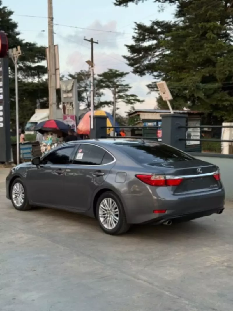 Lexus ES   - 2014