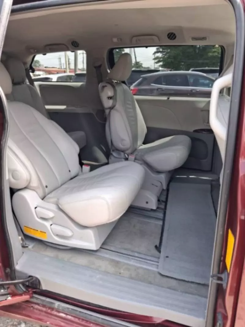 Toyota Sienna   - 2013
