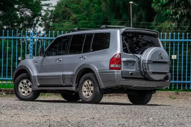 Mitsubishi Pajero   - 2004