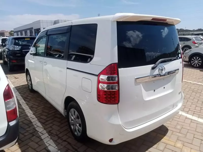 Toyota Noah   - 2013