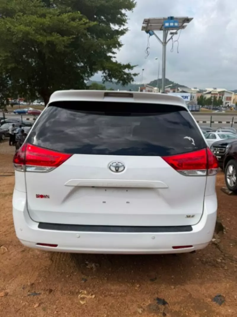 TOYOTA Sienna   - 2011