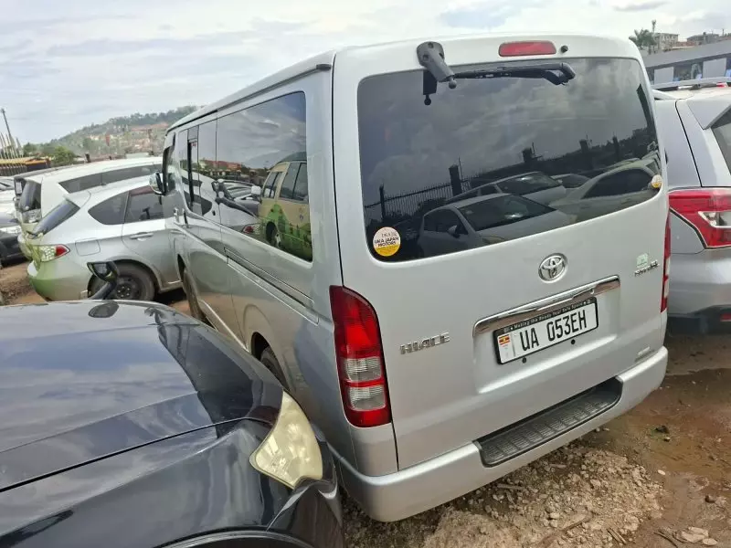 Toyota Hiace   - 2011