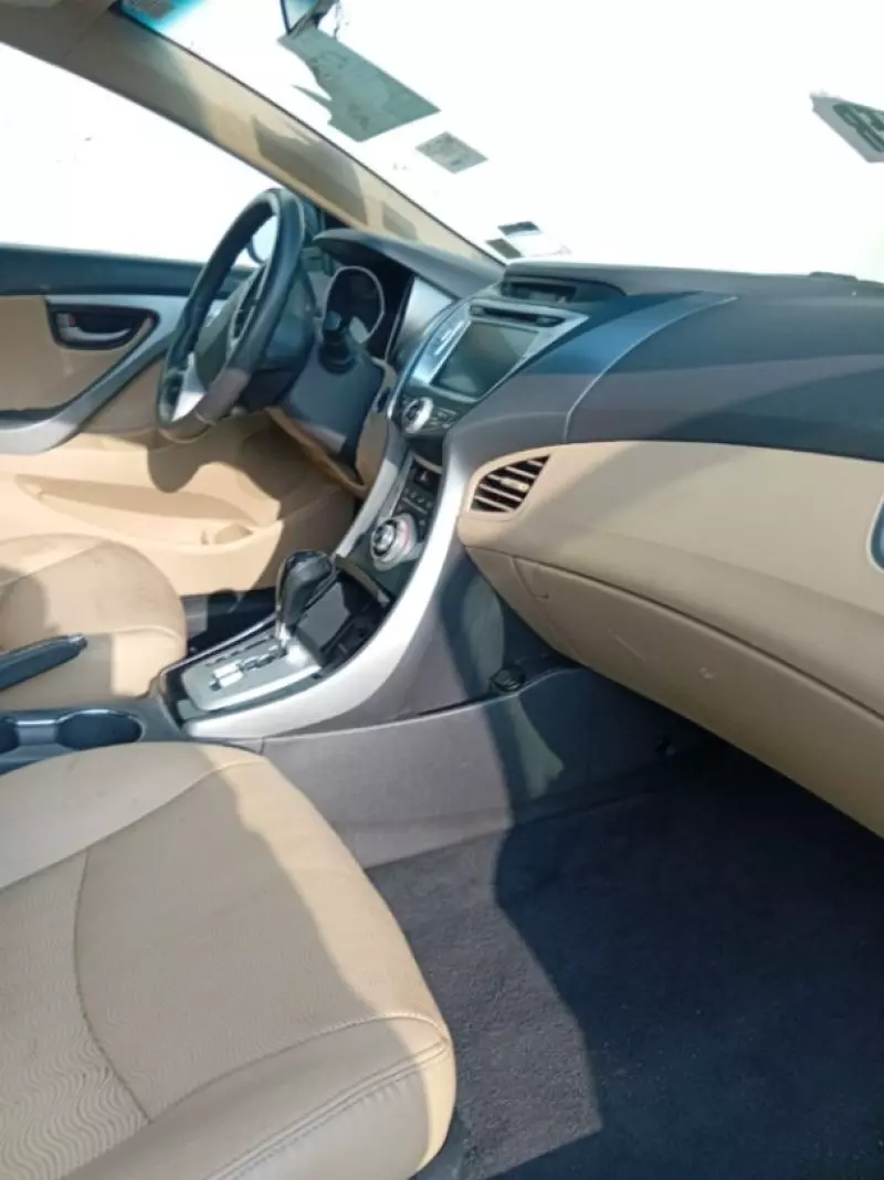 Hyundai Elantra   - 2012