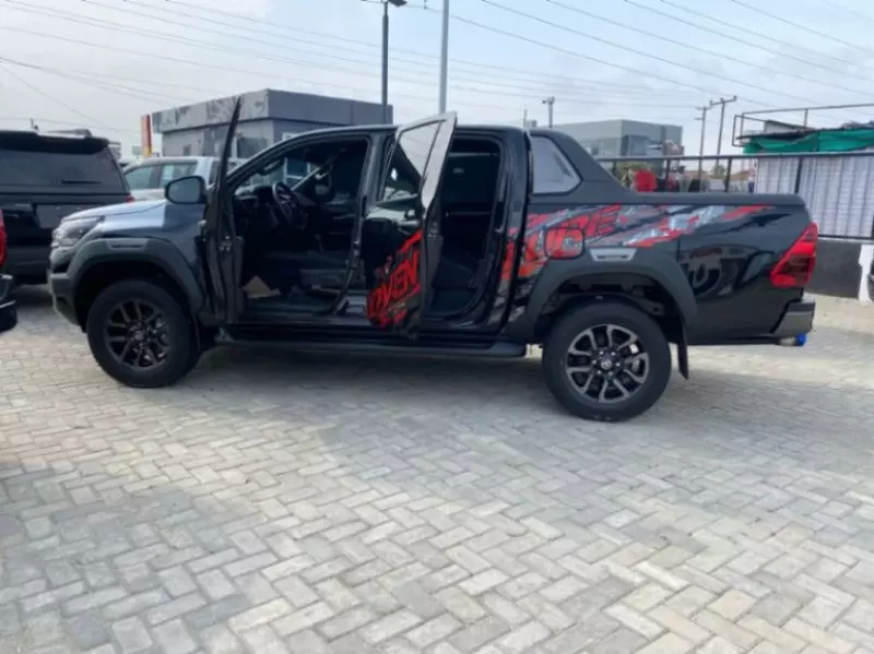 Toyota Hilux   - 2025