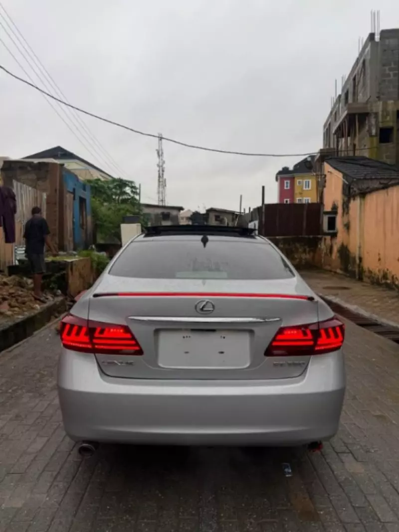 Lexus ES 350   - 2010