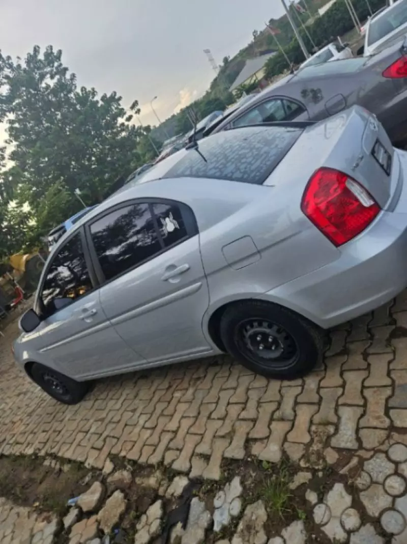 Hyundai Accent   - 2011