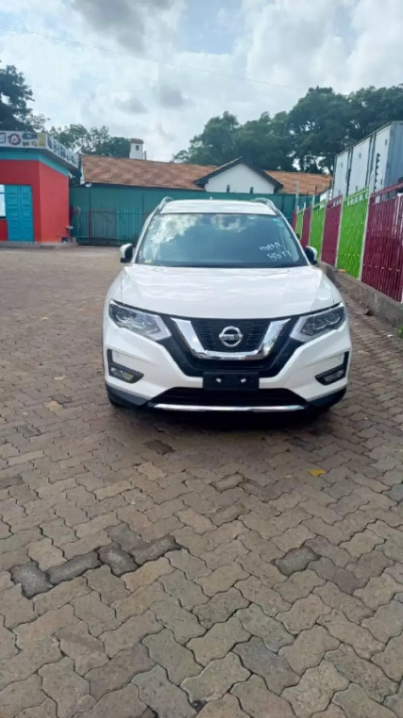 Nissan X-TRAIL    - 2018