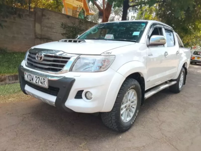 Toyota Hilux   - 2014