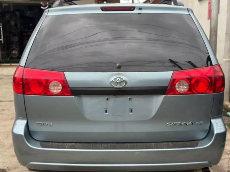 Toyota Sienna   - 2009