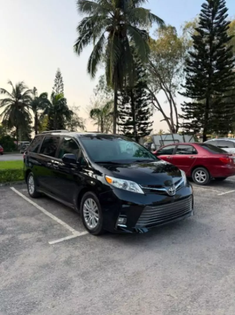 TOYOTA Sienna   - 2015