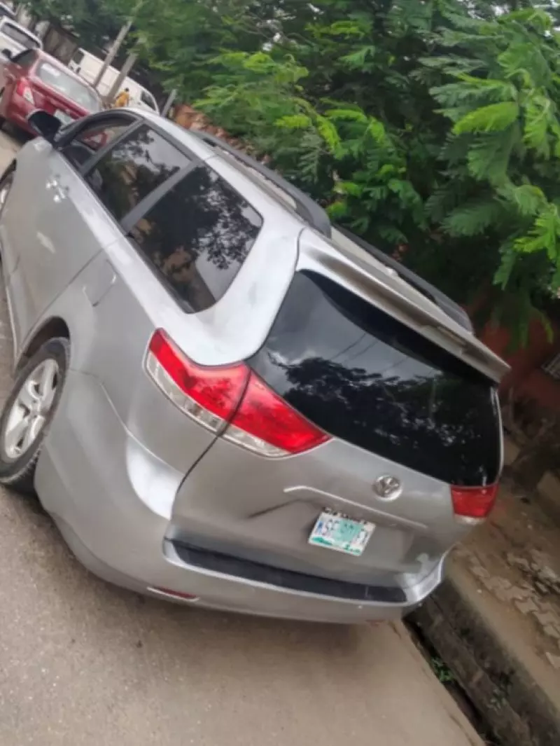 TOYOTA Sienna   - 2011