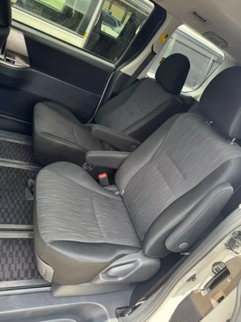 Toyota Noah   - 2012