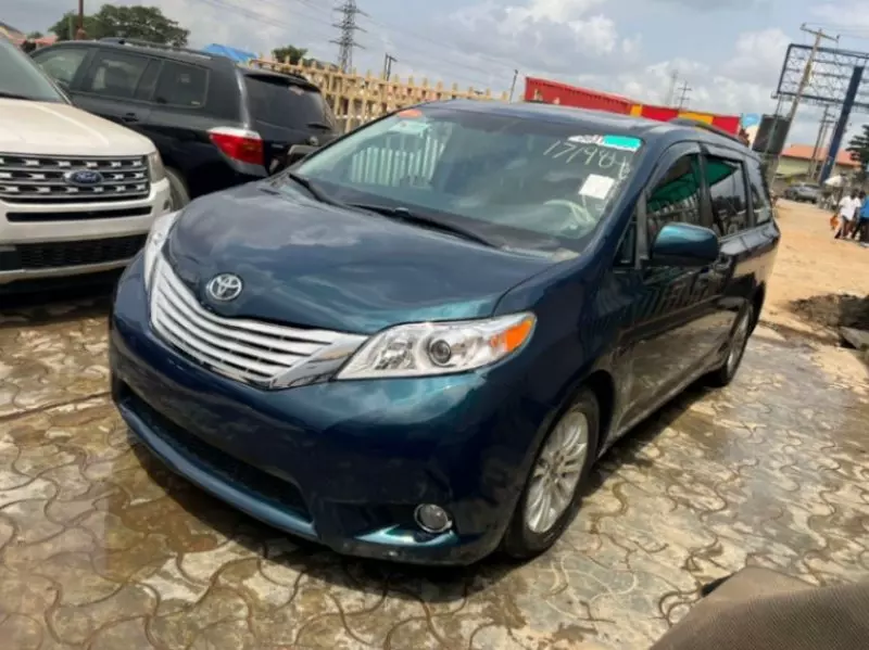 Toyota Sienna   - 2011