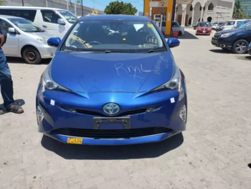 Toyota Prius   - 2016