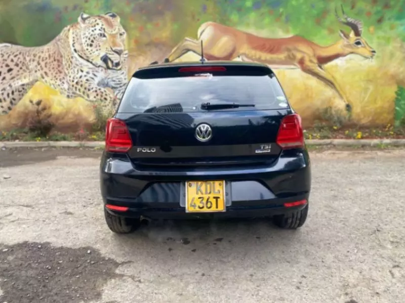 Volkswagen Polo   - 2015