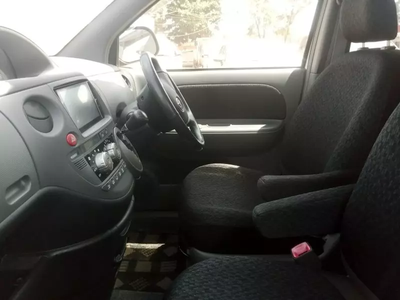 Toyota Sienta   - 2012