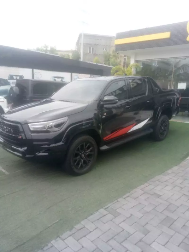 Toyota Hilux   - 2022