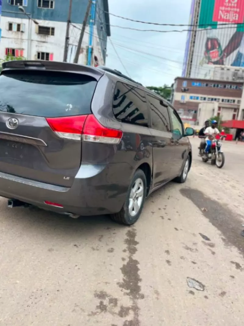 TOYOTA Sienna   - 2011