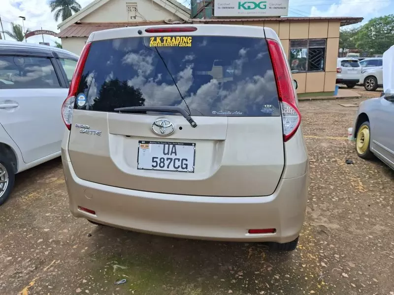 Toyota Passo Sette   - 2010