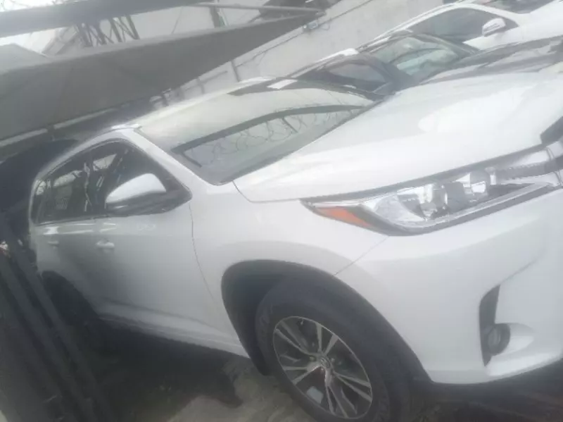 Toyota Highlander   - 2016