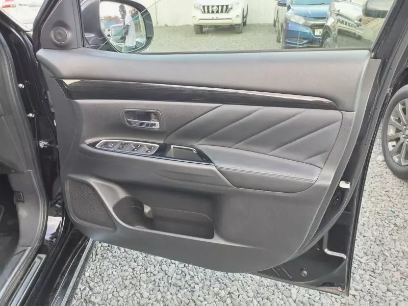 Mitsubishi Plug-in Hybrid Outlander   - 2016