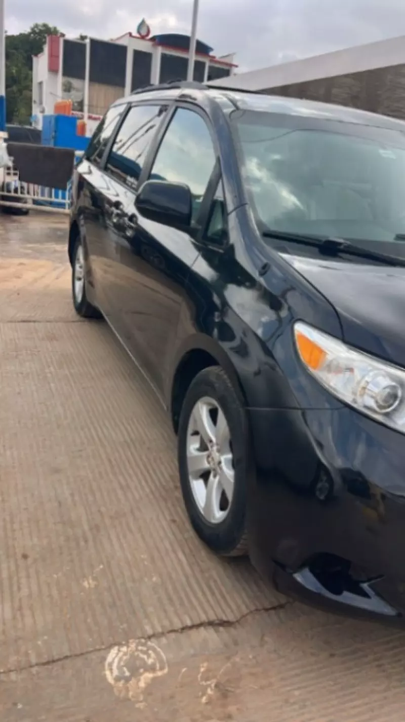 TOYOTA Sienna   - 2012