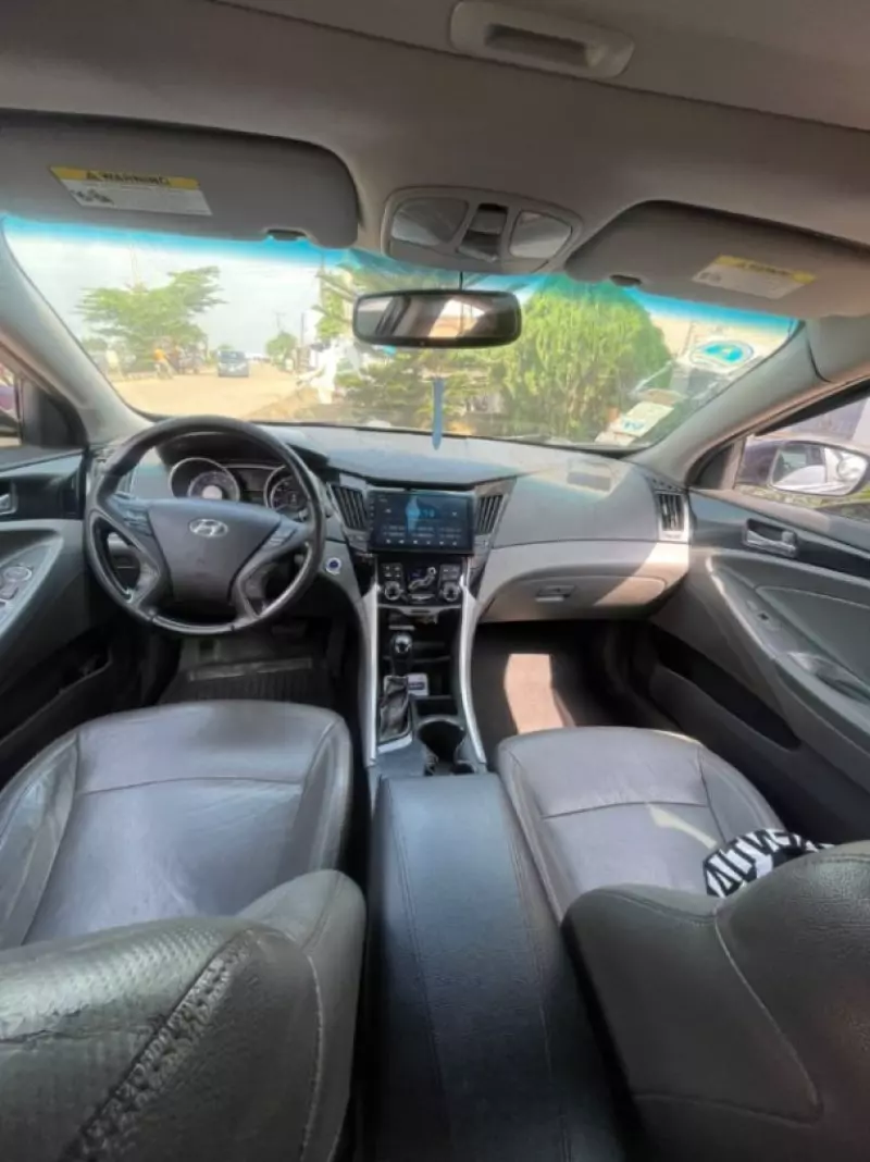 Hyundai Sonata   - 2011