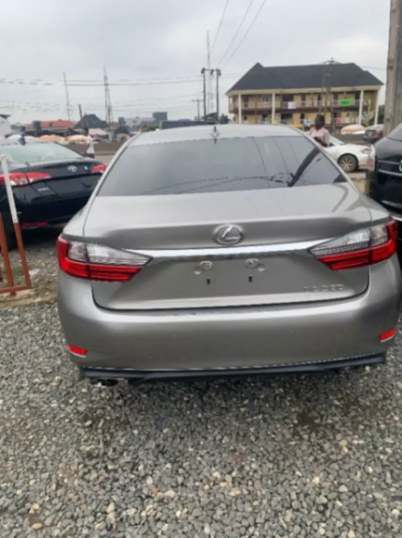 Lexus ES   - 2017
