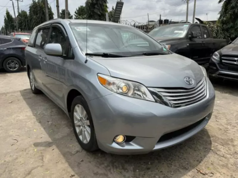 Toyota Sienna   - 2013