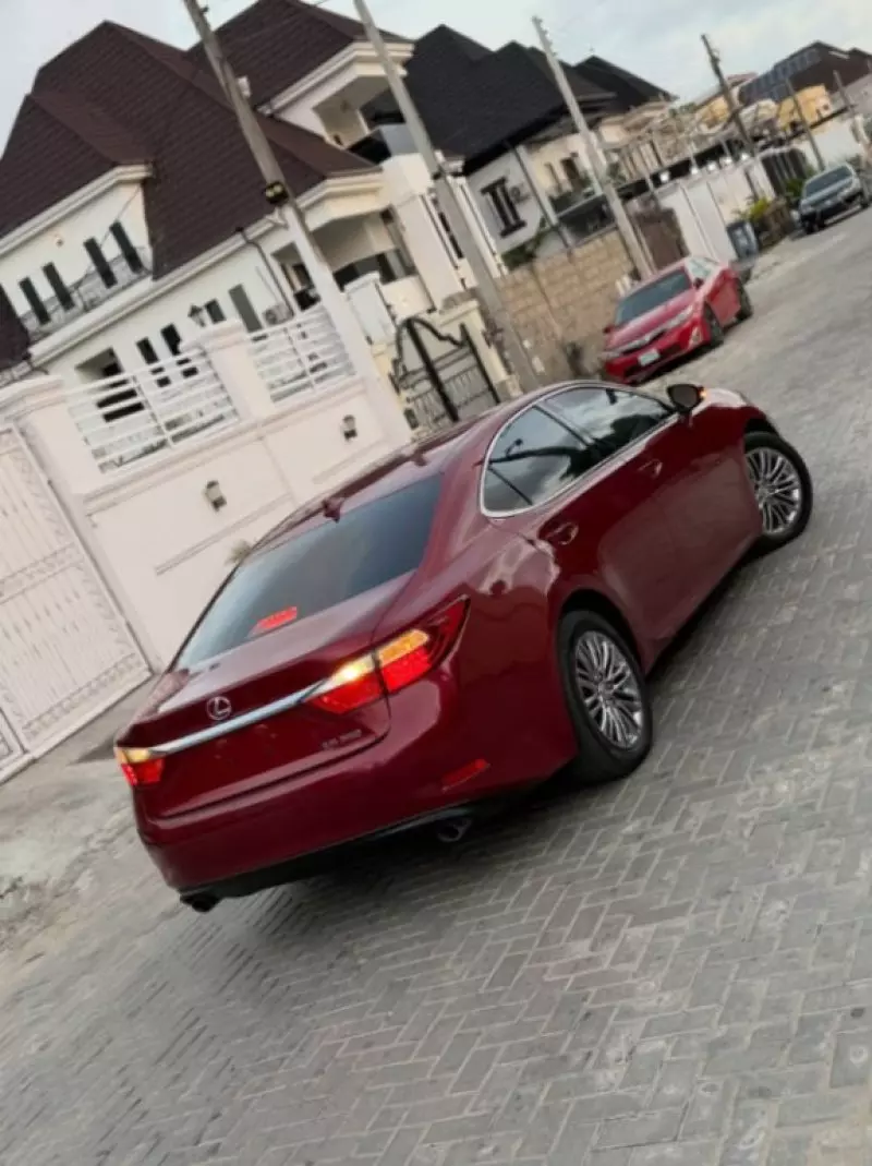 Lexus ES   - 2014