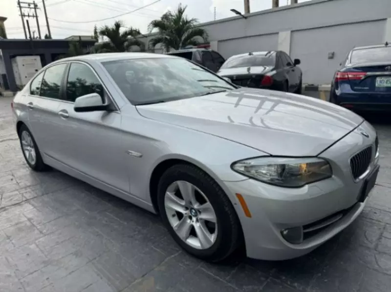 BMW 528i   - 2011