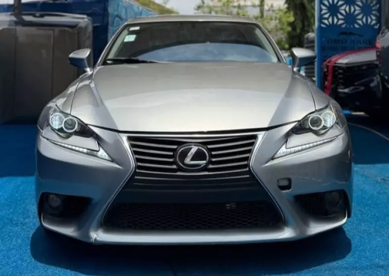 Lexus IS   - 2016