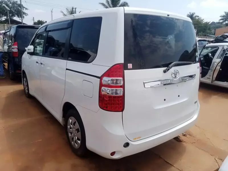 Toyota Noah   - 2012