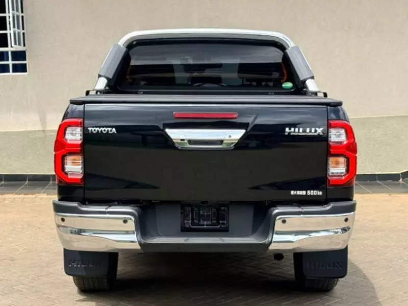 Toyota Hilux   - 2021