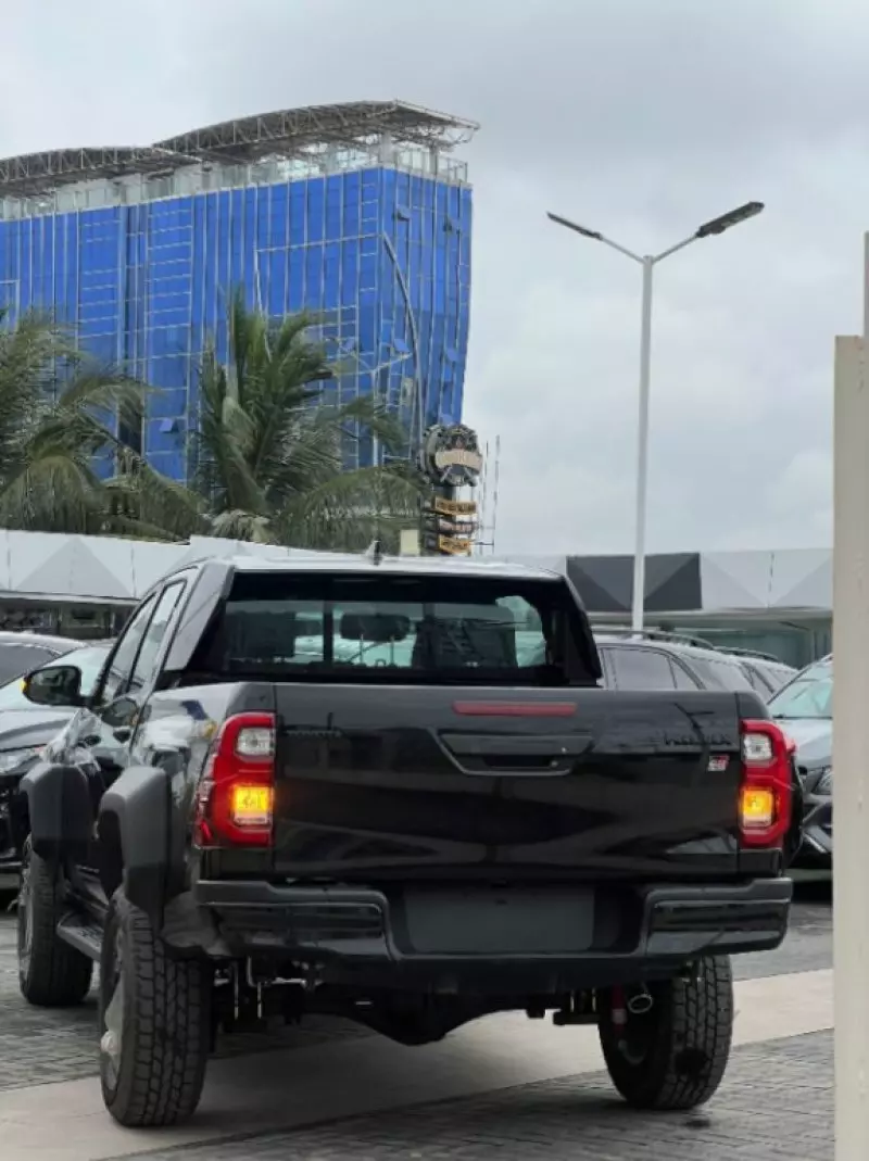Toyota Hilux   - 2024