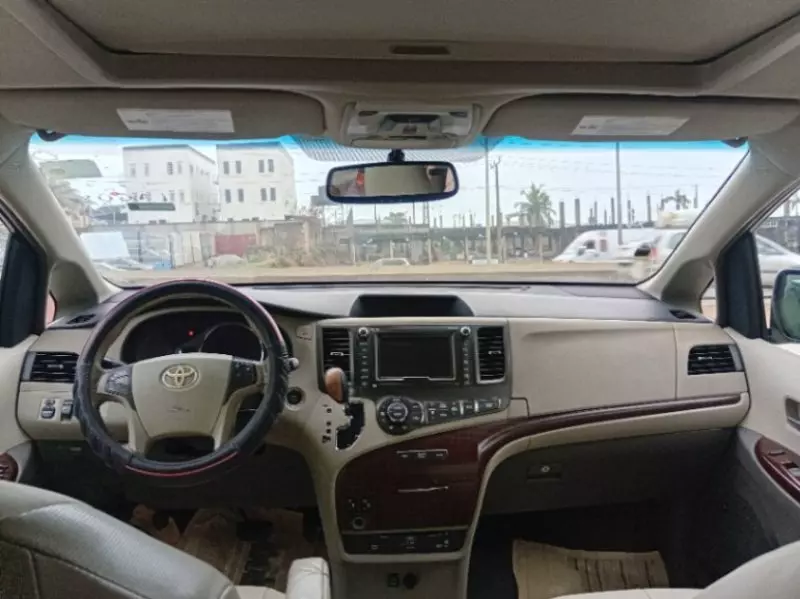 TOYOTA Sienna   - 2011