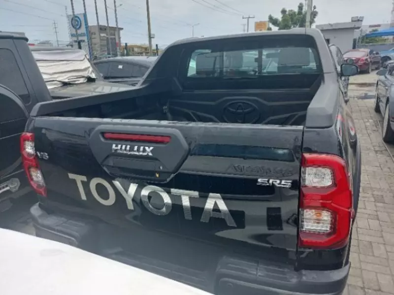 Toyota Hilux   - 2025