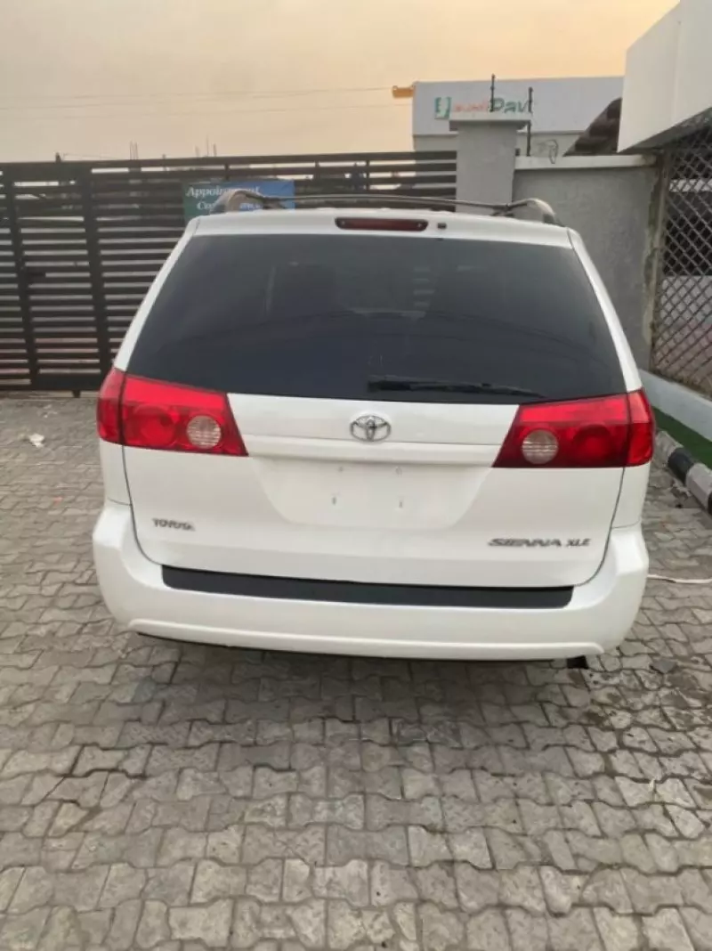 Toyota Sienna   - 2009