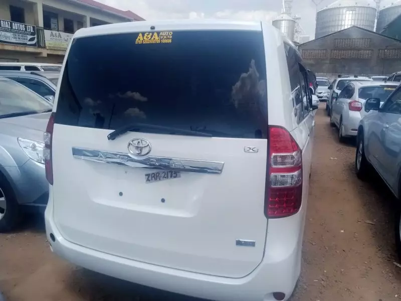 Toyota Noah   - 2013