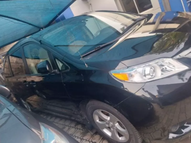 TOYOTA Sienna - 2011