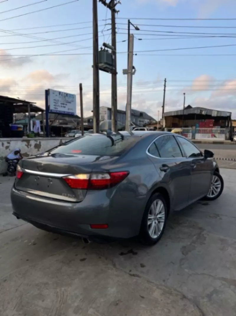 Lexus ES   - 2015