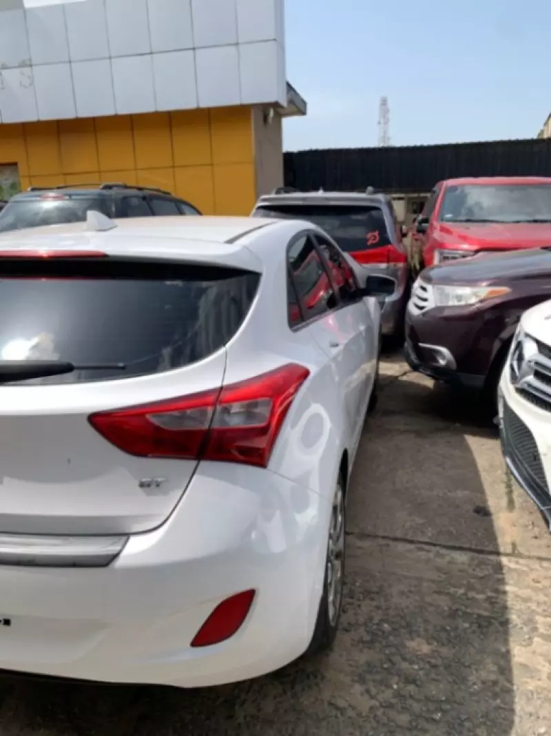 Hyundai Elantra   - 2013