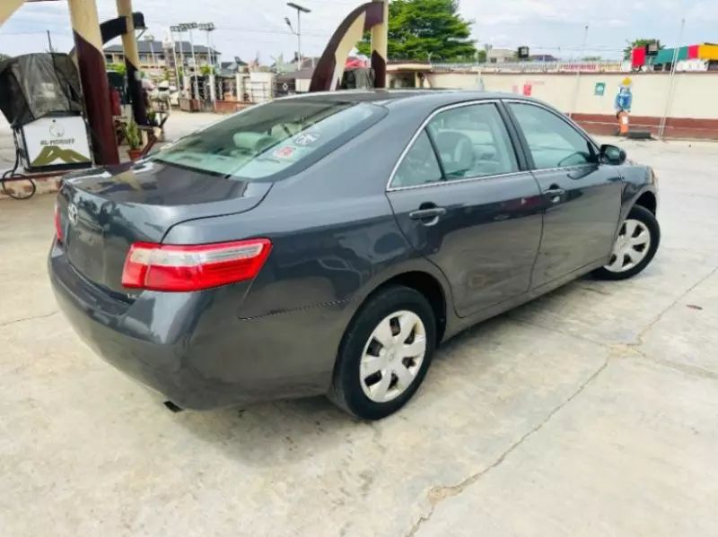 Toyota Camry   - 2009