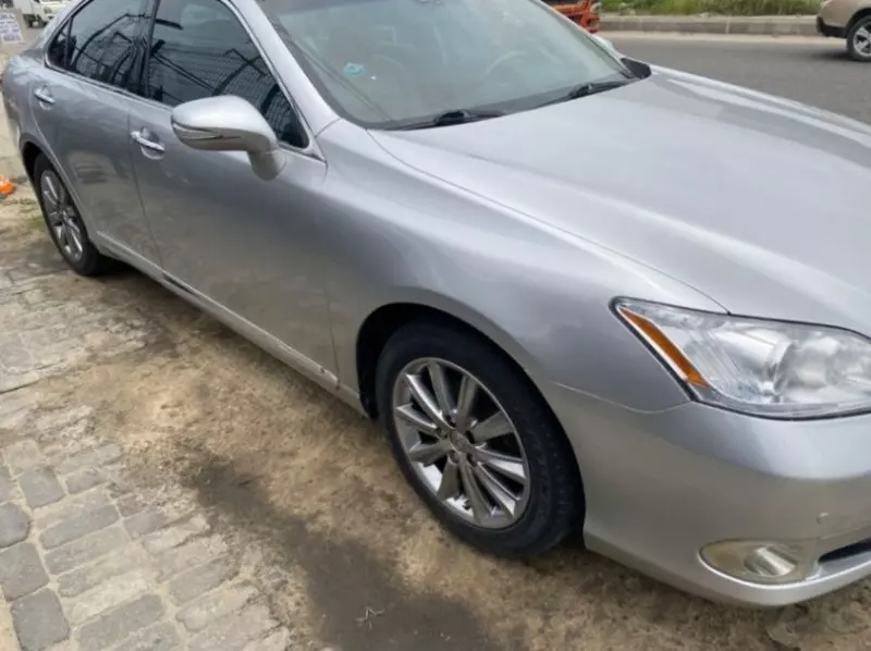 Lexus ES 350   - 2010