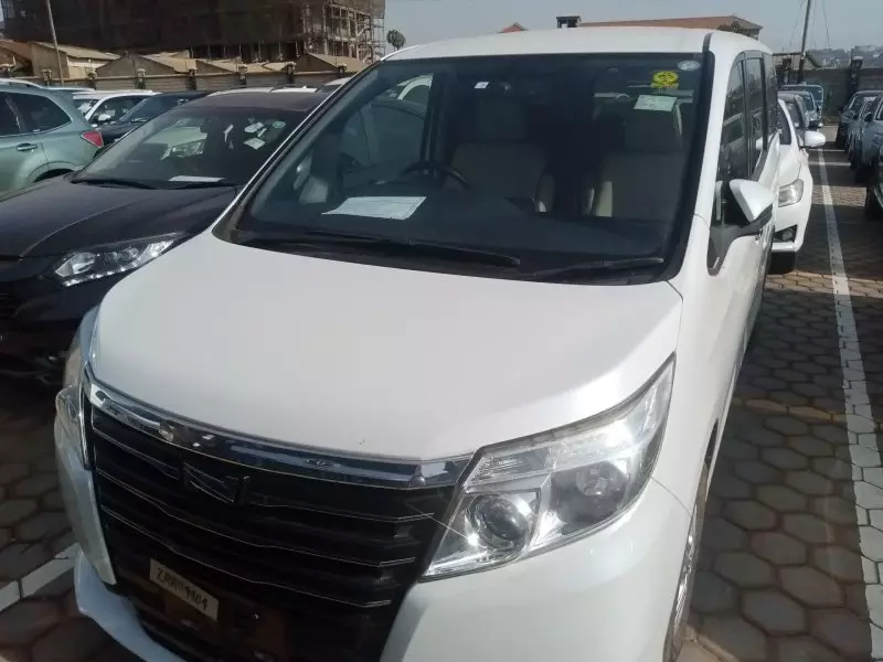 Toyota Noah   - 2014
