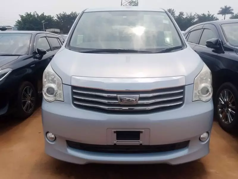 Toyota Noah   - 2013